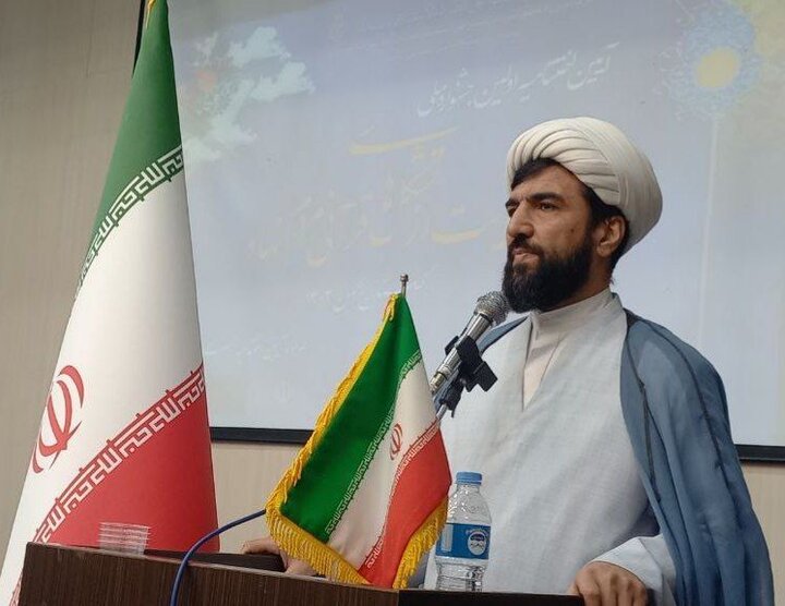 انقلاب اسلامی مسیر جهانیشدن را طی میکند