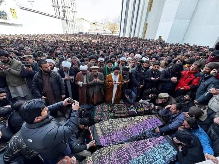 حضور پرشکوه پاکستانیها در تشییع مداحان جانباخته در سانحه رانندگی کراچی+ فیلم و تصویر