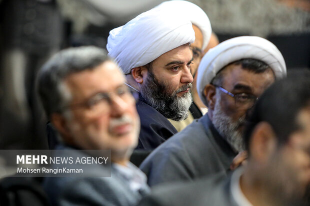 حجت الاسلام محمد قمی رئیس سازمان تبلیغات اسلامی در جلسه هیئت امنای بنیاد حفظ آثار و نشر ارزش‌های دفاع مقدس