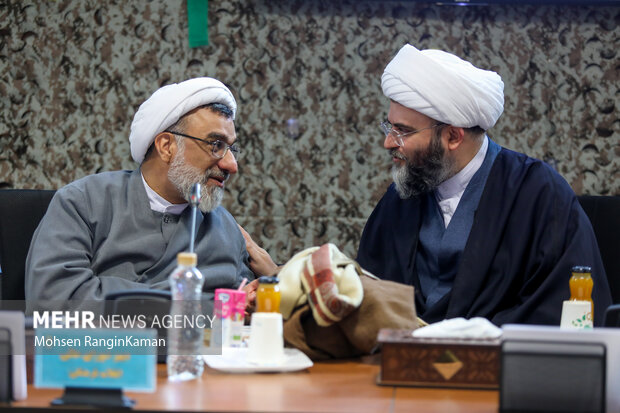 حجت الاسلام محمد قمی رئیس سازمان تبلیغات اسلامی و حجت الاسلام عبدالحسین خسروپناه دبیر شورای عالی انقلاب فرهنگی در جلسه هیئت امنای بنیاد حفظ آثار و نشر ارزش‌های دفاع مقدس