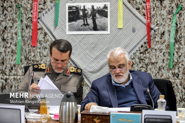 محمدمهدی طهرانچی رئیس دانشگاه آزاد اسلامی و سردار بهمن کارگر رئیس بنیاد حفظ آثار و نشر ارزش‌های دفاع مقدس در جلسه هیئت امنای بنیاد حفظ آثار و نشر ارزش‌های دفاع مقدس