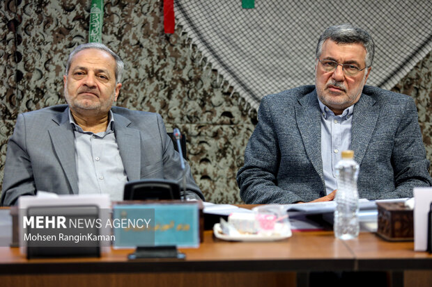 محمدرضا ظفرقندی وزیر بهداشت، درمان و آموزش پزشکی و علیرضا کاظمی وزیر آموزش و پرورش در جلسه هیئت امنای بنیاد حفظ آثار و نشر ارزش‌های دفاع مقدس
