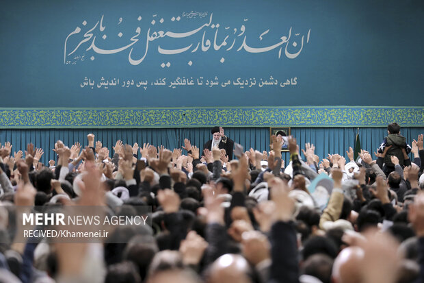 Tebriz halkı Atetullah Hamanei'nin karşısında böyle şiir okudu Tebriz halkı Atetullah Hamanei'nin karşısında böyle şiir okudu