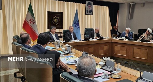 نشست ویژه بانک مرکزی برای بررسی بازار ارز و طلا با حضور پزشکیان