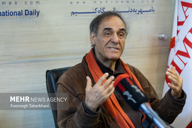 ظرفیت گرانبهایی از دلقک و مطربان به ما رسید؛ قصدم ستایش زن فرنگی نبود