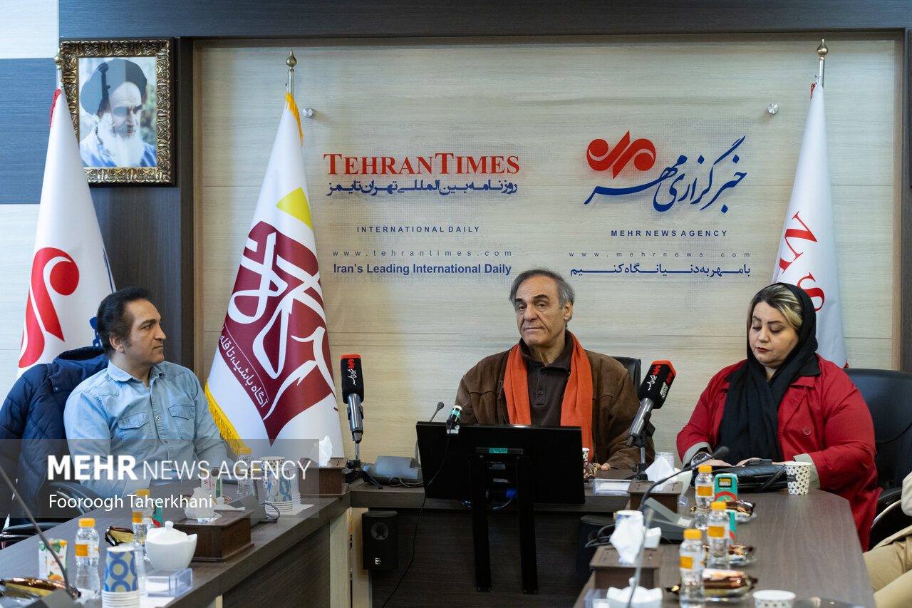 ظرفیت گرانبهایی از دلقک و مطربان به ما رسید؛ قصدم ستایش زن فرنگی نبود