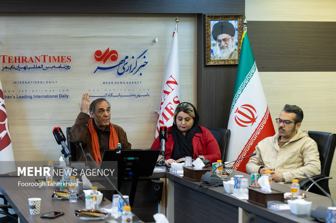 ظرفیت گرانبهایی از دلقک و مطربان به ما رسید؛ قصدم ستایش زن فرنگی نبود