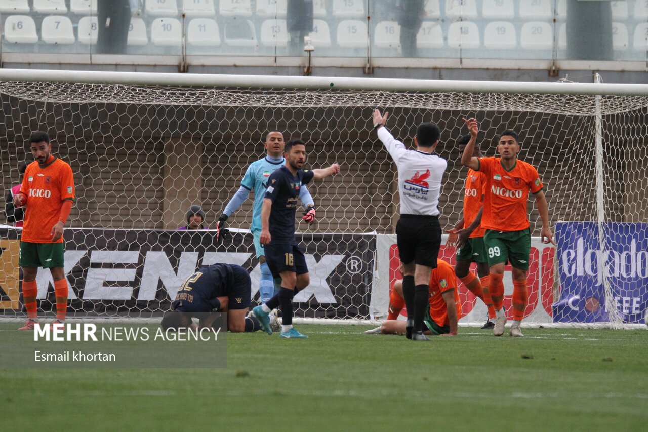 آتشبازی نارنجی در بازی منطقه سقوط؛ مس فرار کرد هوادار در قعر مطلق