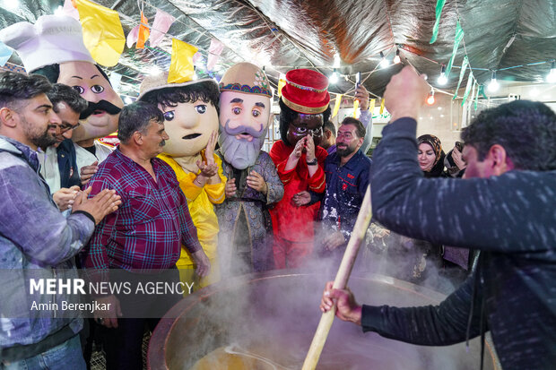 جشن مردمی پخت 30 تن «سَمَنی» در مسجد الرقیه شیراز