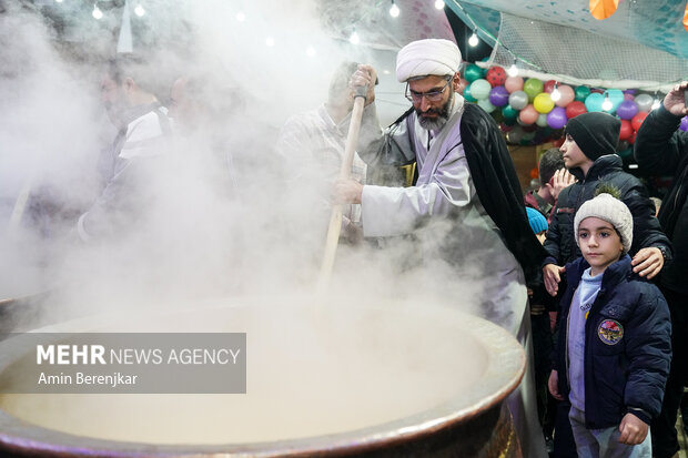 جشن مردمی پخت 30 تن «سَمَنی» در مسجد الرقیه شیراز