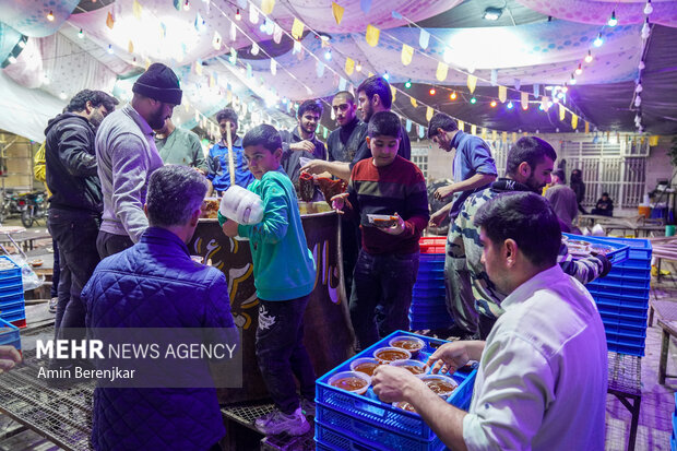 جشن مردمی پخت 30 تن «سَمَنی» در مسجد الرقیه شیراز