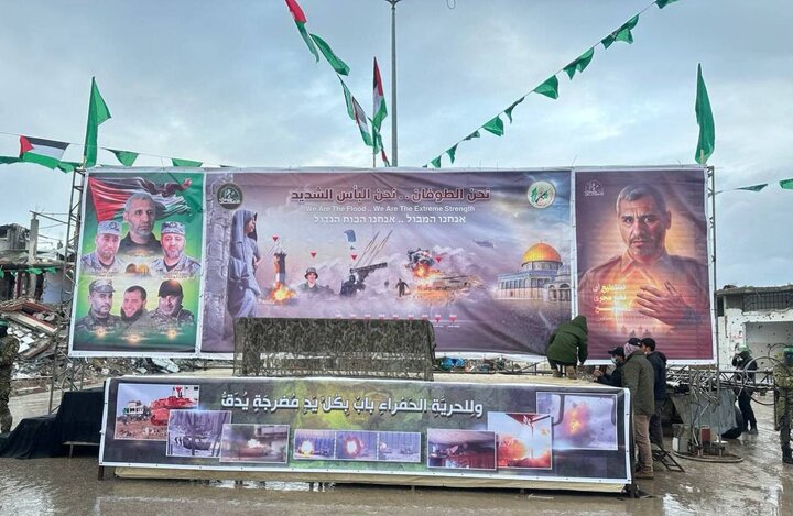 Hamas, Siyonist esirlerin teslimi için özel alan hazırladı (+foto) Hamas, Siyonist esirlerin teslimi için özel alan hazırladı (+foto)