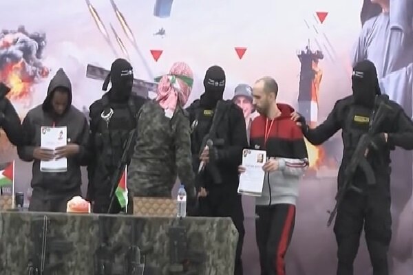 Hamas, 10 yıldır esir tuttuğu Siyonist askeri serbest bıraktı (+video) Hamas, 10 yıldır esir tuttuğu Siyonist askeri serbest bıraktı (+video)