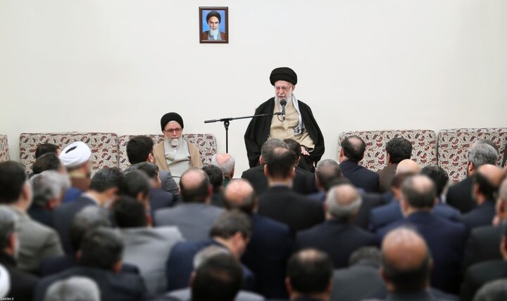 قائد الثورة: الحل الوحيد للمشاكل هو الالتزام بمبادئ الثورة الإسلامية قائد الثورة: الحل الوحيد للمشاكل هو الالتزام بمبادئ الثورة الإسلامية