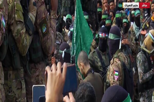 Teslim edilen Siyonist esir, Kassam üyesinin alnından öptü (+video) Teslim edilen Siyonist esir, Kassam üyesinin alnından öptü (+video)