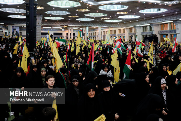 اجتماع مردم تهران همزمان با تشییع شهدای مقاومت