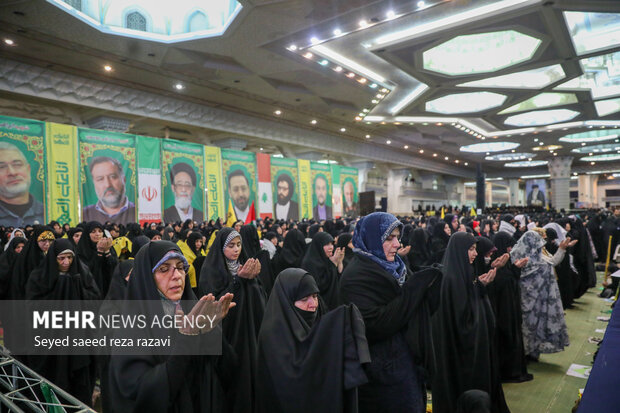 اجتماع مردم تهران همزمان با تشییع شهدای مقاومت