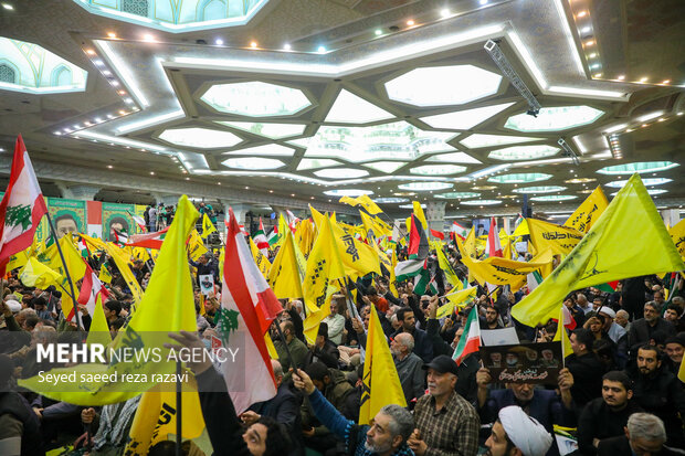 اجتماع مردم تهران همزمان با تشییع شهدای مقاومت