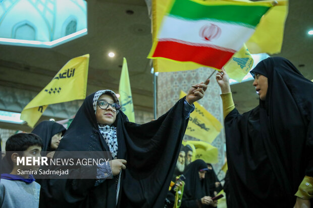 اجتماع مردم تهران همزمان با تشییع شهدای مقاومت