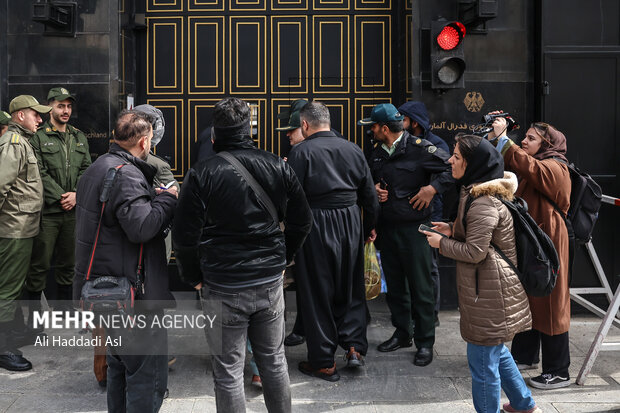 تجمع خانواده های قربانی از جنایات گروهک های تروریستی پژاک مقابل سفارت آلمان