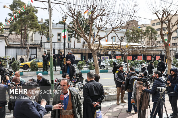 تجمع خانواده های قربانی از جنایات گروهک های تروریستی پژاک مقابل سفارت آلمان