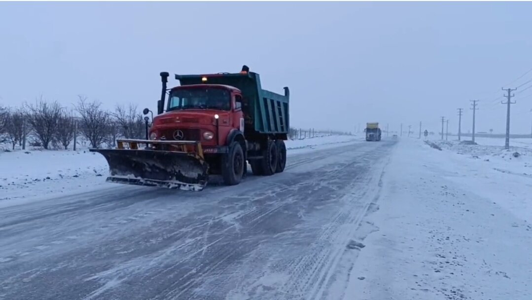 عملیات برفروبی راه روستایی لیما توسط راهداران رودسر عملیات برفروبی راه روستایی لیما توسط راهداران رودسر