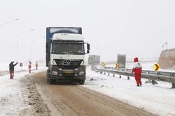 استقرار راهداران در محورهای برف‌گیر