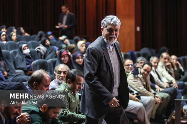 حضور سید عباس صالحی وزیر فرهنگ و ارشاد اسلامی در مراسم اختتامیه بیست و دومین کتاب سال دفاع مقدس