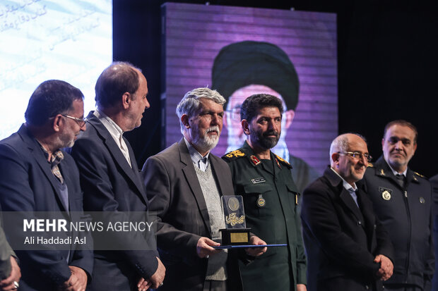 حضور سید عباس صالحی وزیر فرهنگ و ارشاد اسلامی در مراسم اختتامیه بیست و دومین کتاب سال دفاع مقدس