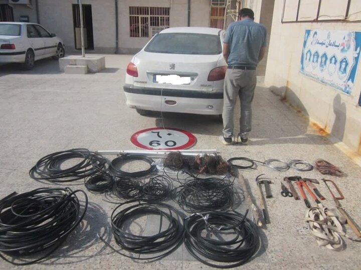 سارقان سیم برق و کابلهای مخابراتی در بوشهر دستگیر شدند سارقان سیم برق و کابلهای مخابراتی در بوشهر دستگیر شدند