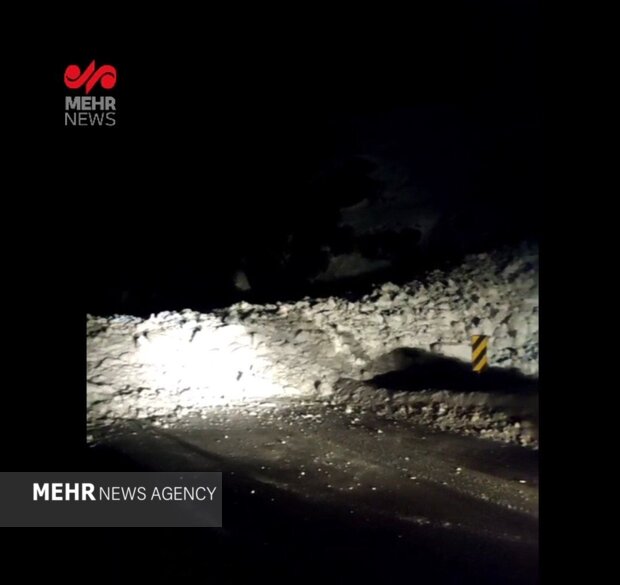 مسدود شدن جاده اهر به تبریز بر اثر ریزش بهمن