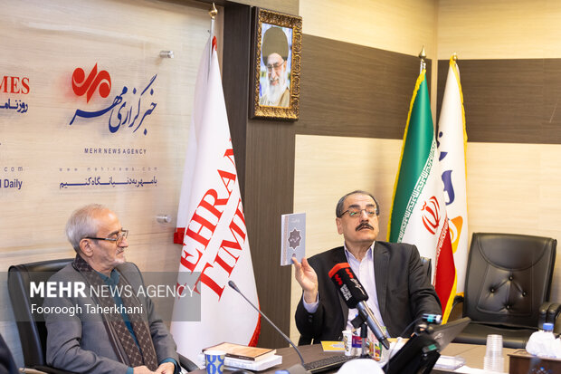 استفاده از الفاظ ادبیات عرفانی مثل«می» و «زلف»در شعر آئینی نامناسب است