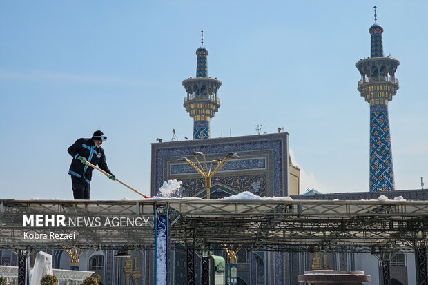 زیارت حرم امام رضا(ع) در زمستان برفی