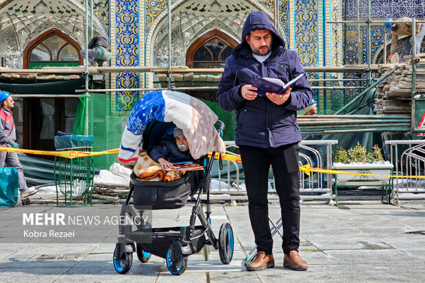 زیارت حرم امام رضا(ع) در زمستان برفی