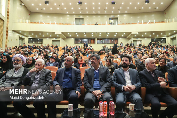 آیین نکوداشت استاد الهامبخش در یزد آیین نکوداشت استاد الهامبخش در یزد