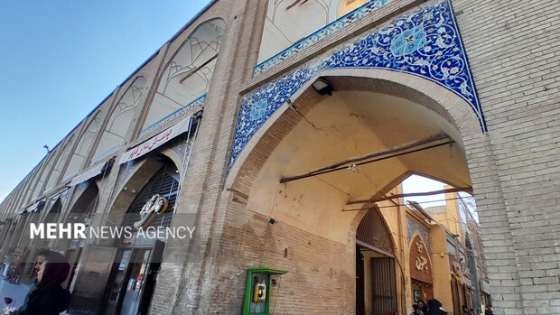 دیوارهای تخریب شده میدان نقش جهان مرمت میشود