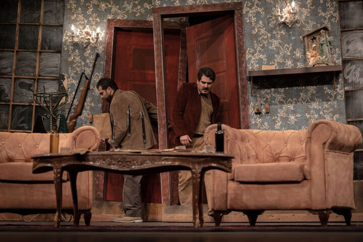 کارگردان «غرب غمگین»: طراحی لباس و صحنه در حال حذف شدن از تئاتر است کارگردان «غرب غمگین»: طراحی لباس و صحنه در حال حذف شدن از تئاتر است