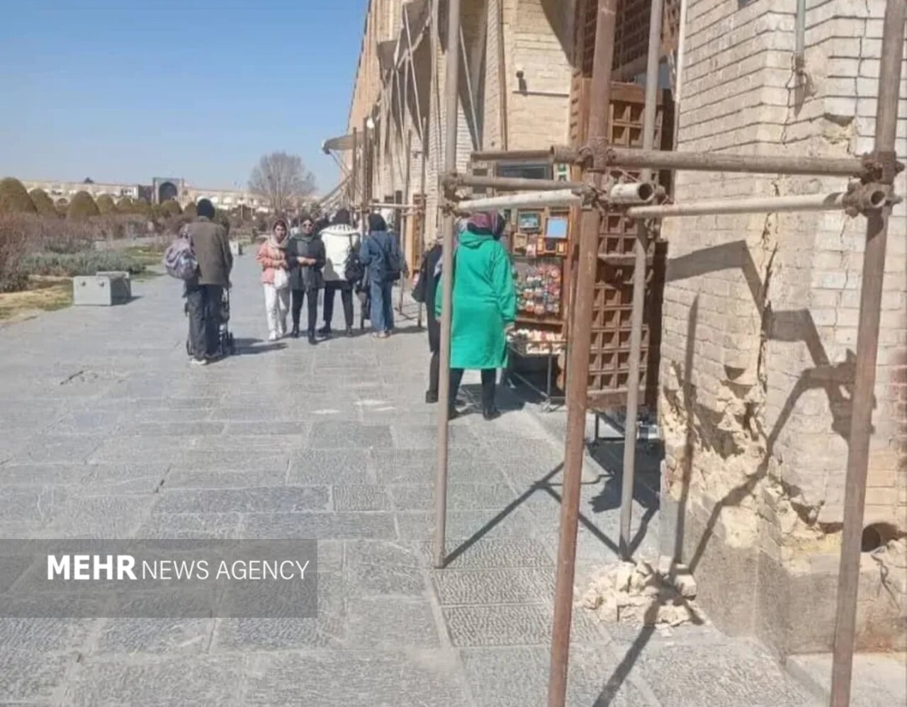 دیوارهای تخریب شده میدان نقش جهان مرمت میشود