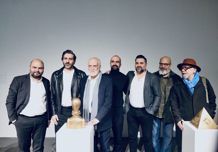 نمایشگاه آثار آیدین آغداشلو افتتاح شد؛ تاجی که بر سر هنرمند میگذارند!