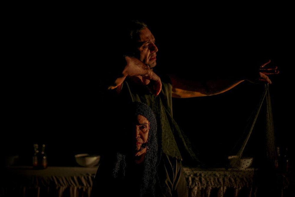 «امشب به صرف بورش و خون» نمایشی که مدیون بازیگران خود است