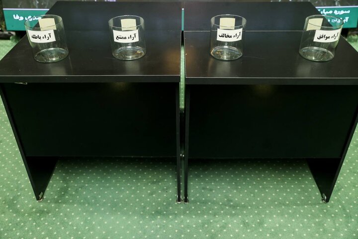 رأیگیری برای استیضاح همتی آغاز شد