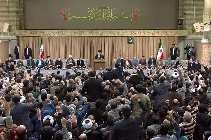 Ayetullah Hamanei'nin huzurunda Kur'an ziyafeti Ayetullah Hamanei'nin huzurunda Kur'an ziyafeti