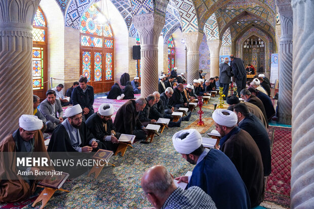 محفل انس با قرآن کریم در مسجد نصیرالملک شیراز