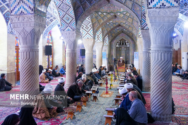 محفل انس با قرآن کریم در مسجد نصیرالملک شیراز