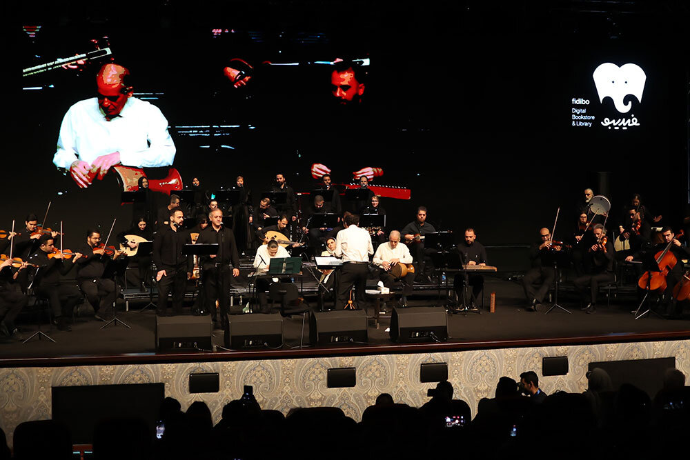 آتش زنده کامکارها در شب زمستانی تهران آتش زنده کامکارها در شب زمستانی تهران