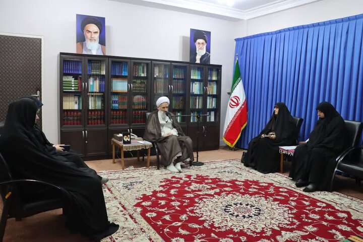 بانوان مروج امور دینی در جامعه باشند