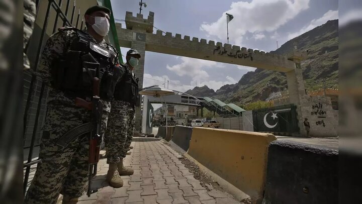 Pakistani, Afghan security forces clash at closed main border Pakistani, Afghan security forces clash at closed main border
