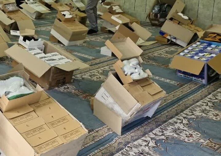 بانوی خیر سیرجانی به دانش آموزان بی بضاعت لباس و کفش اهدا کرد