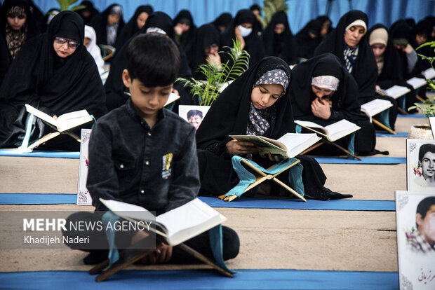 جزء خوانی قرآن در آستان امامزاده نرمی اصفهان