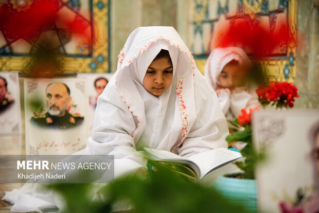 جزء خوانی قرآن در آستان امامزاده نرمی اصفهان